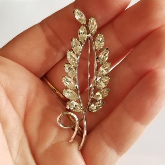 Relisted - Vintage sparkly leaf brooch silver tone clear vine spiral pin nature - Picture 9 of 10